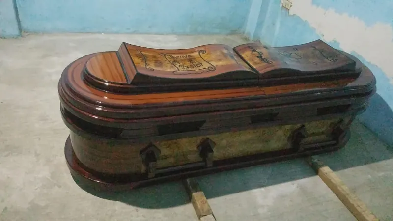 Detalle de ataúd de madera con acabado brillante