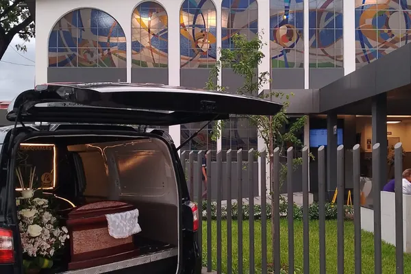 Carroza fúnebre con ataúd lista para el traslado, frente a nuestras instalaciones